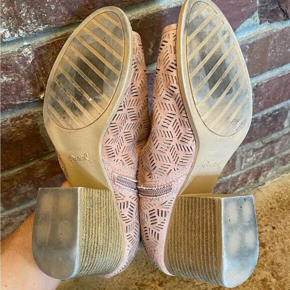 QUPID rose Taupe Half d'Orasy Peep Toe side zip laser cut Perforated Booties‎ - Picture 5 of 7